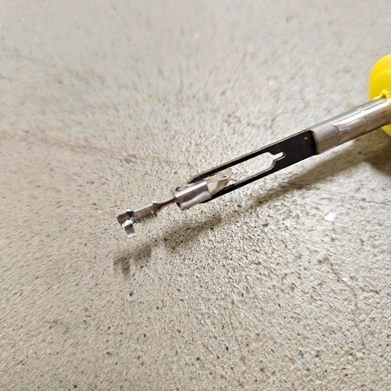 Extraction tool for JPT and SPT connectors